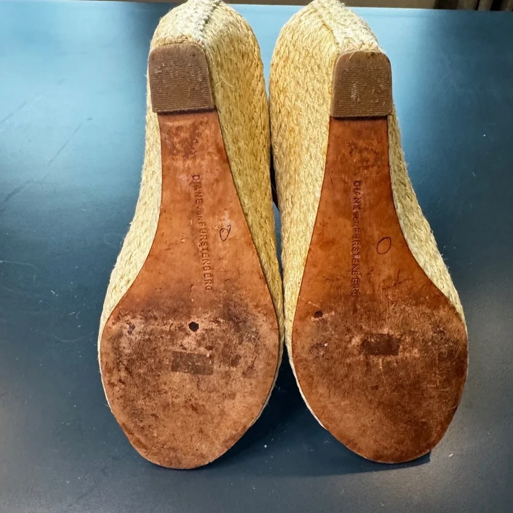 Diane von Furstenberg Women 9 M Orange Patent Leather Espadrille Wedge Sandals